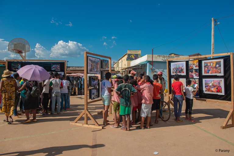 Children looking at the photography exposition