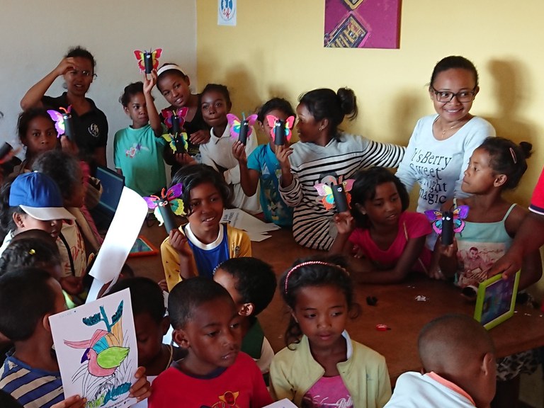 Olive avec des enfants à l'IT Cup de Miarinarivo, Madagascar