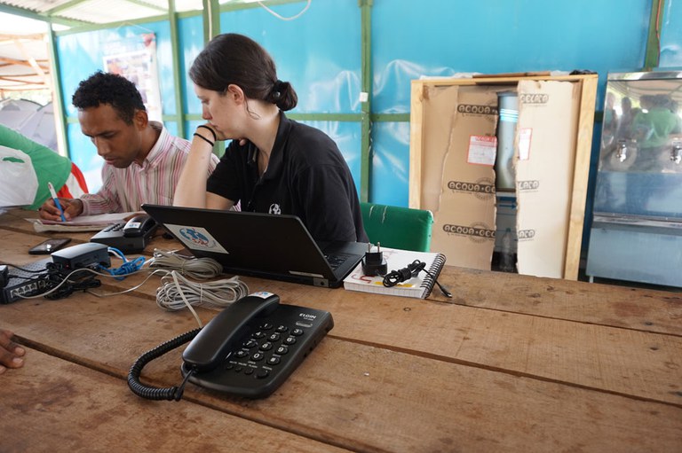 David avec Marta au début de nos opérations au Brésil en Avril 2018. Marta lui montre comment se déroulent une opération de téléphonie.