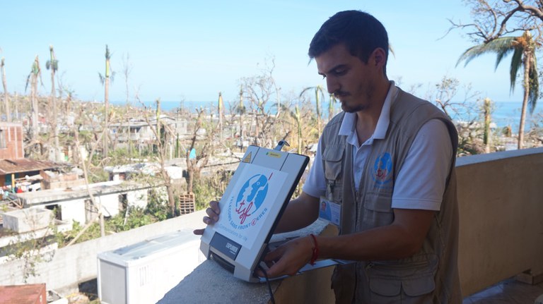 TSF installe un BGAN à Jérémie, Haïti, après le passage de l'ouragan Matthew (2016)